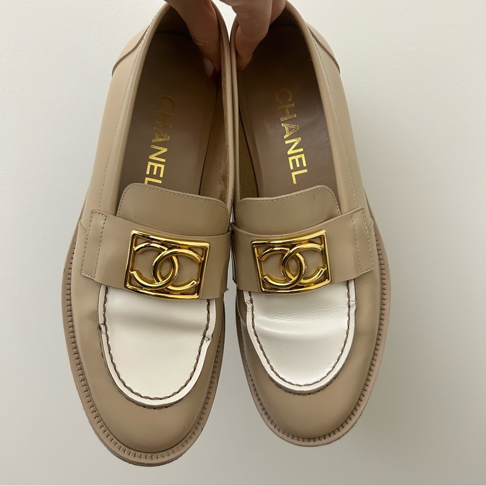 CHANEL Shiny Calfskin CC Beige/White Loafers 38
